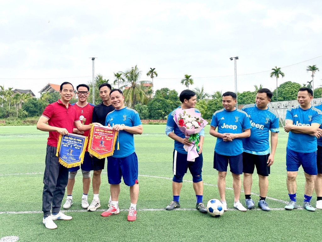 Linh mục giao lưu bóng đá